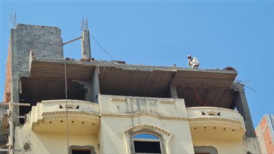  محافظ الدقهلية يتابع تنفيذ إزالة عدد من الأدوار المخالفة بأحد العقارات