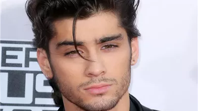 زين مالك يفاجئ جمهوره بلوك غريب في أحدث ظهور.. شاهد