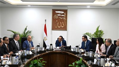 مدبولي يبحث حل مشكلات التلوث بأحد المصارف قرب المنصورة