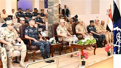 الفريق أحمد خليفة يشهد تنفيذ مشروع مراكز القيادة التعبوى للأسطول الجنوبى بالقوات البحرية