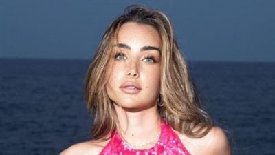 بظهر مكشوف هنا الزاهد تثير الجدل من جديد