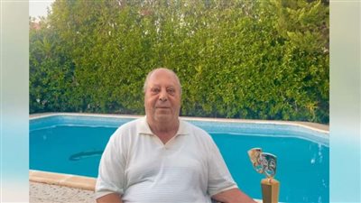 أسامة عباس حديث السوشيال ميديا بعد ظهوره النادر بسبب جائزة نهاية العمر