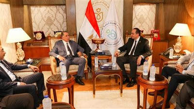 رئيس هيئة الرعاية الصحية يلتقي نقيب المحامين ورئيس اتحاد المحامين العرب