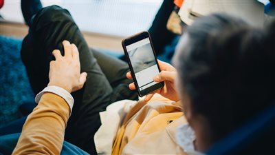 دراسة تكشف تأثير الإفراط في استخدام الشاشات بمرحلة الشباب 