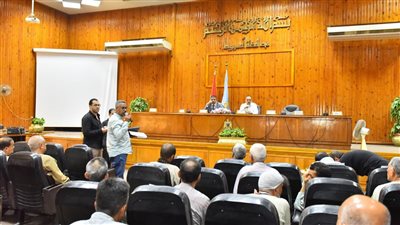 محافظ أسيوط يناقش سبل تنمية الموارد وتعظيم الإيرادات للعبارات النهرية