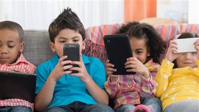 تحذير.. لا تسمحوا لأطفالكم بالهواتف الذكية قبل هذا العمر