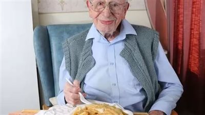 أكبر معمر في العالم يحتفل بعيد ميلاده الـ 112 