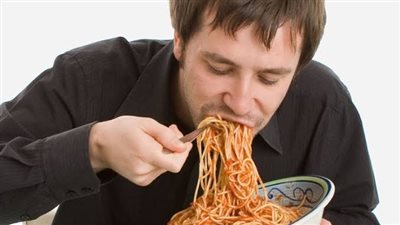 فوائد لتناول الطعام ببطء .. تجنبك الكثير من المشكلات الصحية 