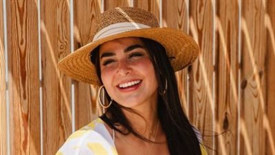 رانيا منصور تشبه زهرة الحب أمام الأهرمات 