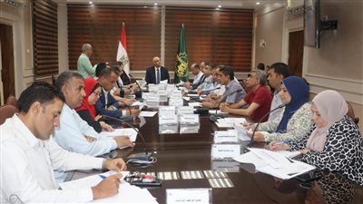 محافظ القليوبية يترأس اجتماع اللجنة العليا لمناقشة الطلبات المقدمة لاستغلال أماكن الانتظار