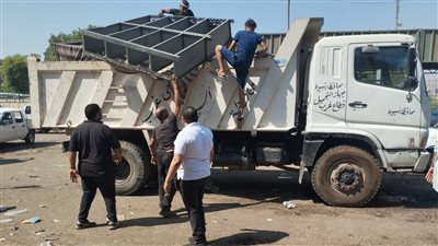 أسيوط:رفع الإشغالات والتعديات على حرم الطريق بمحيط موقف الأزهر بحي غرب