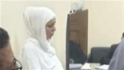 وصول مضيفة الطيران التونسية المتهمة بقتل ابنتها ومحاولة التخلص من حياتها