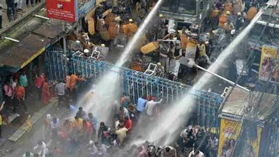 شاهد.. الشرطة تطلق الغاز المسيل للدموع  لتفريق تظاهرة احتجاج في الهند