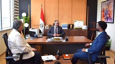 نائب وزير الإسكان يبحث فرص التعاون مع شركة هولندية لتنفيذ محطات المياه 