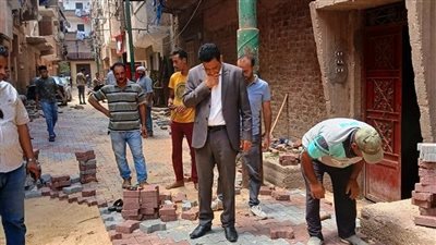 بدء أعمال تركيب بلاط الانترلوك بشوارع حي شرق سوهاج 