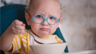 انتبه.. علامات تنذرك بحاجة طفلك لنظارة طبية