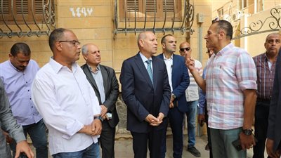 محافظ القاهرة يتفقد إزالة دورين مخالفين بعقار بالهضبة الوسطى بالمقطم 