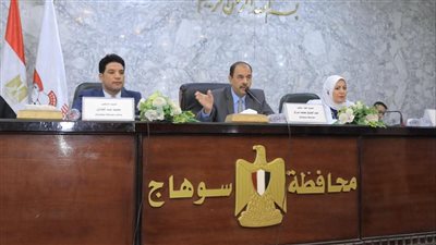 محافظ سوهاج يبحث توفيق أوضاع المشروعات المتوسطة والصغيرة 