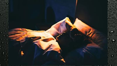 3 أسباب لفرط التعرق أثناء النوم 