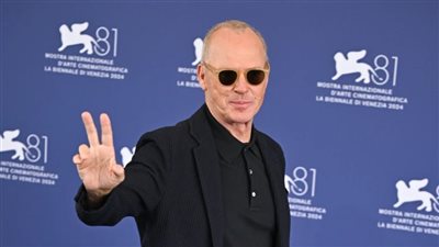 بدء توافد النجوم على السجادة الحمراء لمهرجان فينيسيا السينمائي 