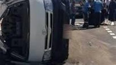 إصابة 5 أشخاص في حادث انقلاب ميكروباص على الطريق الأوسطي 