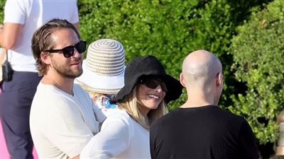 مارجوت روبي تستعرض حملها بإطلالة بسيطة 