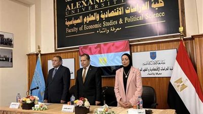 عميد كلية الدراسات يطالب بتطوير المناهج العلمية     