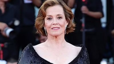 سيجورني ويفر تتحدى الزمن مع كاثرين أوهارا في افتتاح مهرجان فينيسيا الدولي 