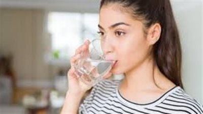 مخاطر صحية يسببها شرب المياه أثناء الوقوف 