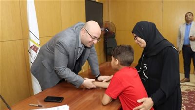 محافظ بني سويف: تكليف التأمين الصحي بتوفير الرعاية الطبية لطفل من ذوي الهمم