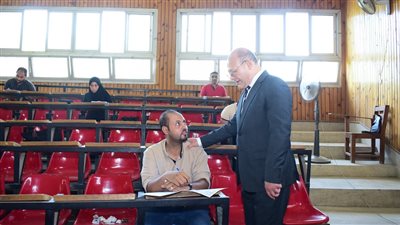 رئيس جامعة سوهاج يتفقد امتحانات أول فصل دراسي بالدراسات العليا والبحوث البيئية