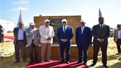 وزير الإسكان يضع حجر الأساس لأول مجمع صناعي صديق للبيئة في مصر