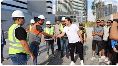وزارة العمل تلتقي العمالة غير المنتظمة في مواقع عمل بمدينة العلمين 