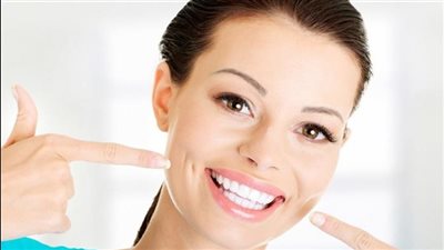 تسبب كارثة .. طبيب أسنان يحذر من استخدام نوع معين من معاجين الأسنان 