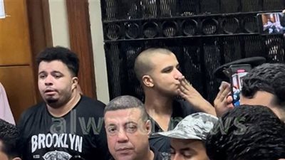 عصام صاصا يقبل زوجته في المحكمة ويطمئنها: أنا بخير يا جهاد 