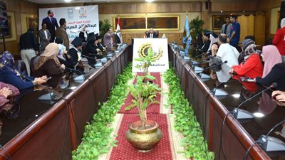 محافظ الغربية يكرم 11 طالب من أوائل الشهادات العامة والدمج 