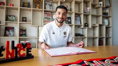 عبد المنعم يوقع على عقود انتقاله إلى نيس الفرنسي أربعة مواسم
