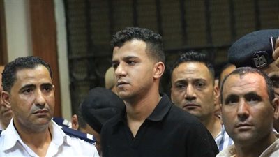 بوجه شاحب ماسكًا مصحفًا.. أول ظهور لعصام صاصا عقب حبسه