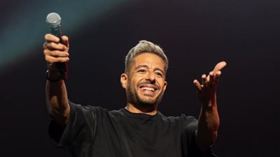 إحداهن عن السجل المدني.. رحلة حماقي مع كاريزما الأغاني 