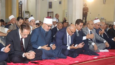 محافظ القليوبية يؤدي صلاة الجمعة بمسجد ناصر ببنها 