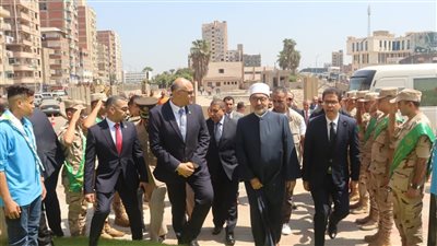 مفتي الديار ومحافظ القليوبية يرفعان علم مصر بإحدى حدائق بنها