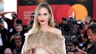 أنجلينا جولي في مهرجان فينيسيا السينمائي.. وردة ساحرة بمجوهرات ماريا كالاس (صور)