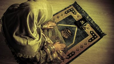 حكم تأخير صلاة العشاء حتى منتصف الليل.. شرط واحد 