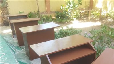 استعدادًا لبدء الدراسة.. إصلاح المقاعد المدرسية بمدينة قوص 