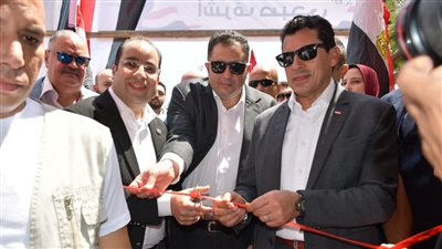 وزير الرياضة ونائب محافظ القاهرة يفتتحان معرضًا للمنتجات بمركز شباب التكوين المهني بالأميرية