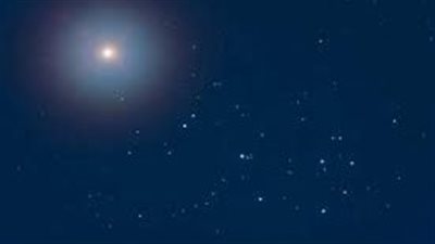 يبعُد 580 سنة ضوئية عن الأرض.. القمر يحتضن خلية النحل