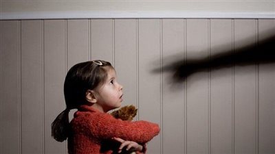 طفلة تتجرع المُر.. و