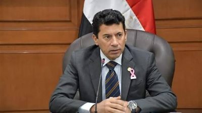 وزير الشباب والرياضة يتابع حالة الكابتن إيهاب جلال