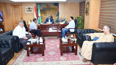 محافظ الفيوم يبحث مشاكل المواطنين لإيجاد حلول 