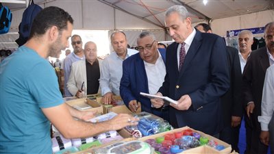 بتخفيضات تصل إلى 30%.. محافظ الغربية يفتتح معرض أهلًا مدارس بطنطا 